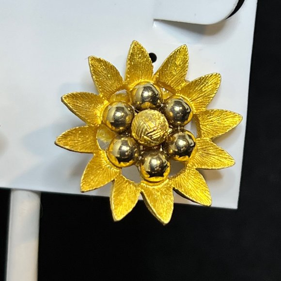 Vintage Kramer Gold Tone Flower Clip On Earrings (3763) - Picture 2 of 8